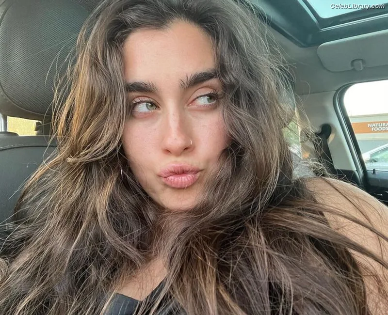 Lauren Jauregui photo 18 of 678