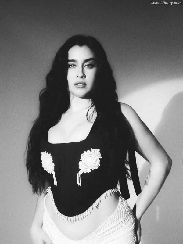 Lauren Jauregui photo 2 of 678