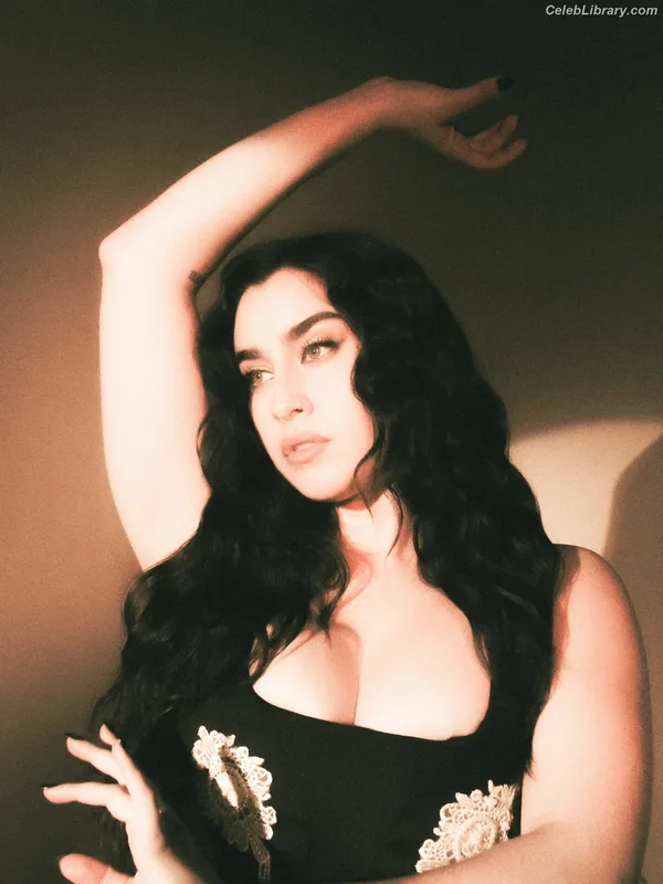Lauren Jauregui photo 3 of 678