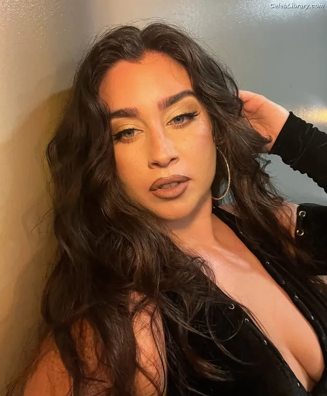 Lauren Jauregui photo 4 of 678