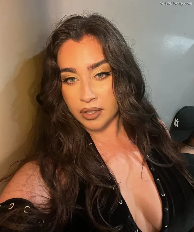 Lauren Jauregui photo 5 of 678