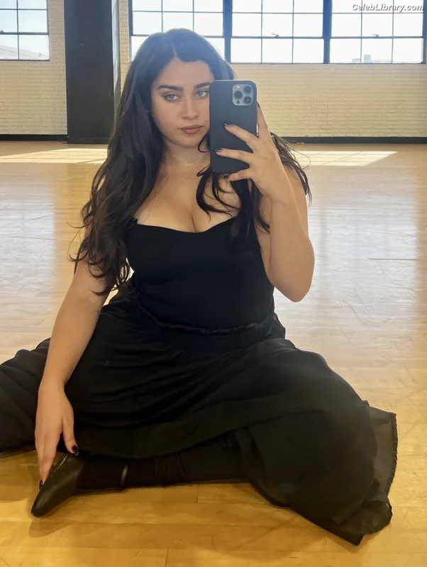 Lauren Jauregui photo 8 of 678