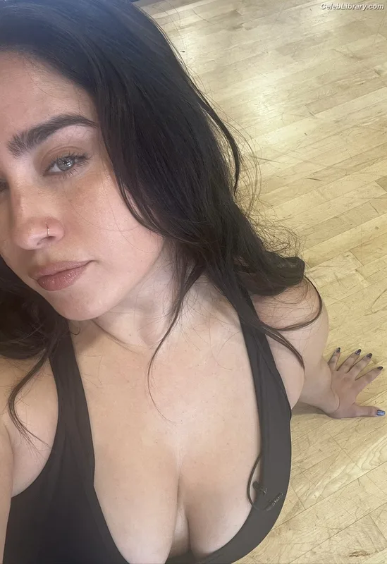 Lauren Jauregui photo 1 of 678