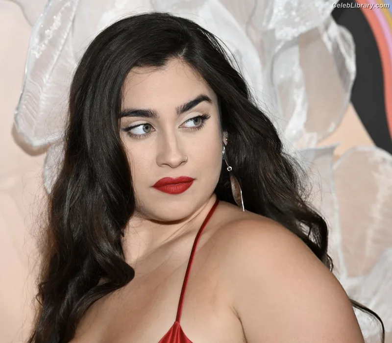 Lauren Jauregui photo 3 of 678