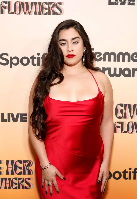 Lauren Jauregui photo 4 of 678
