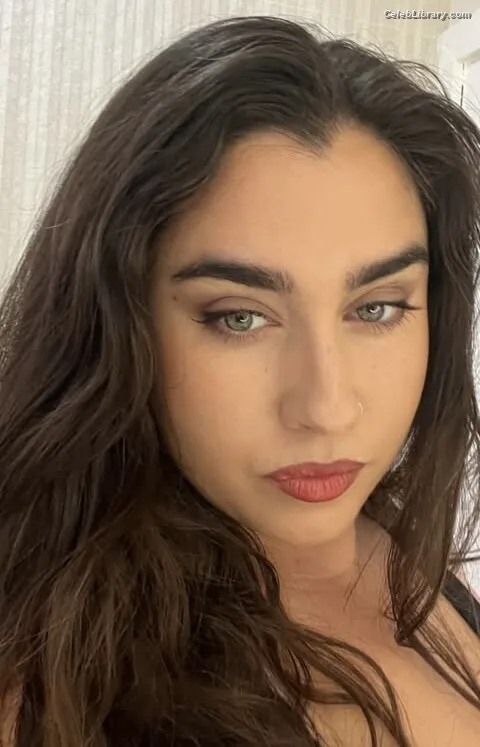 Lauren Jauregui photo 9 of 678