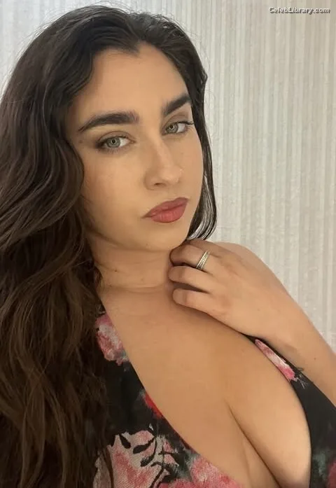 Lauren Jauregui photo 10 of 678