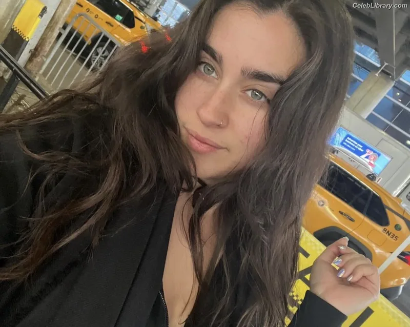 Lauren Jauregui photo 13 of 678