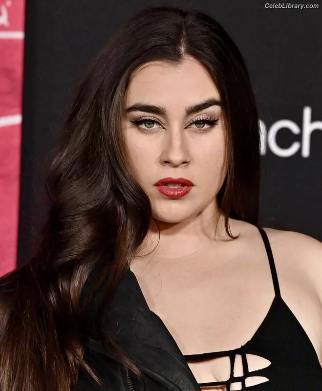 Lauren Jauregui photo 8 of 678