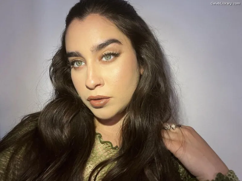 Lauren Jauregui photo 15 of 678