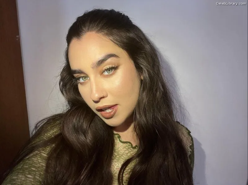 Lauren Jauregui photo 16 of 678