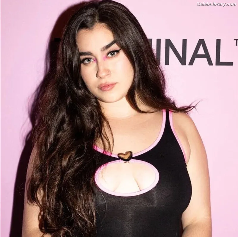 Lauren Jauregui photo 22 of 678