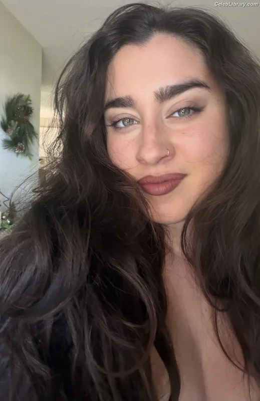 Lauren Jauregui photo 1 of 678