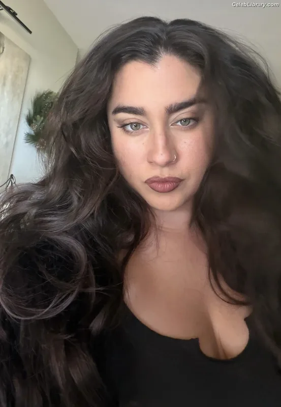 Lauren Jauregui photo 2 of 678