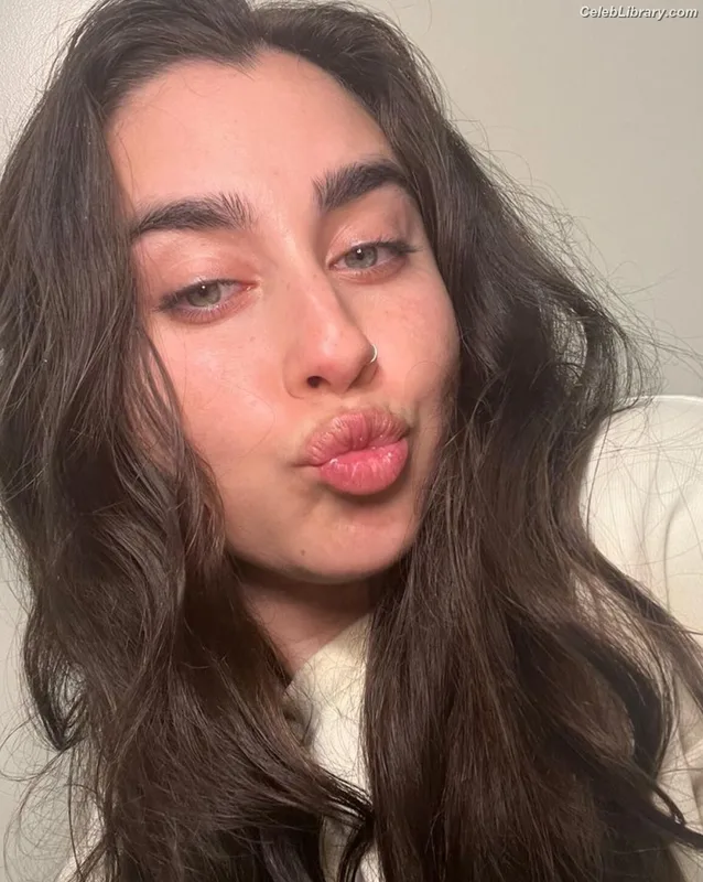 Lauren Jauregui photo 16 of 678