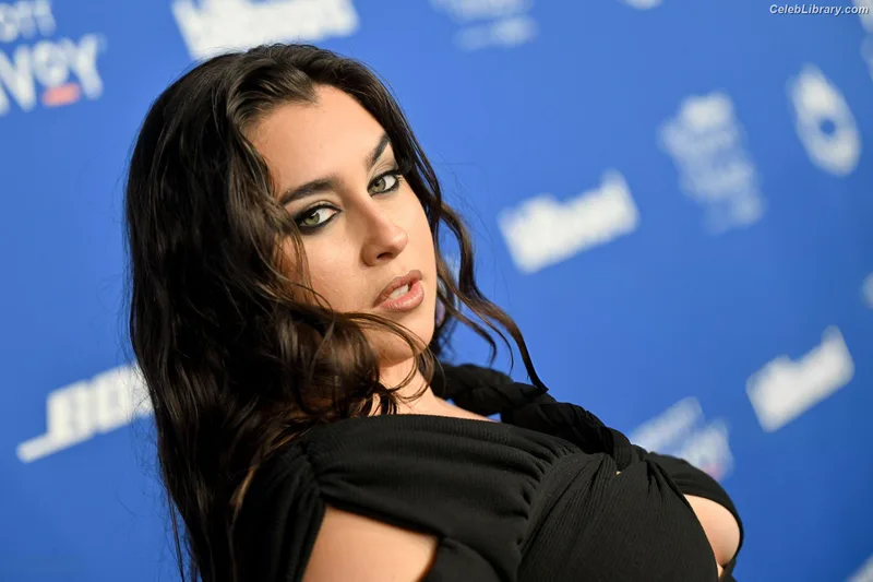 Lauren Jauregui photo 5 of 678