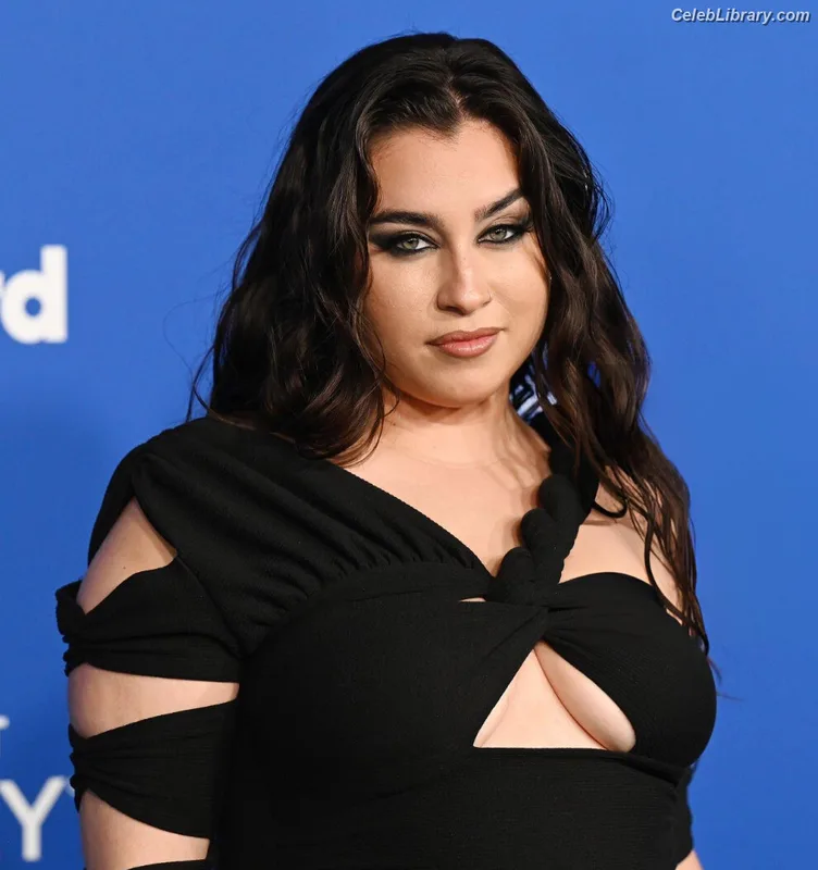Lauren Jauregui photo 7 of 678
