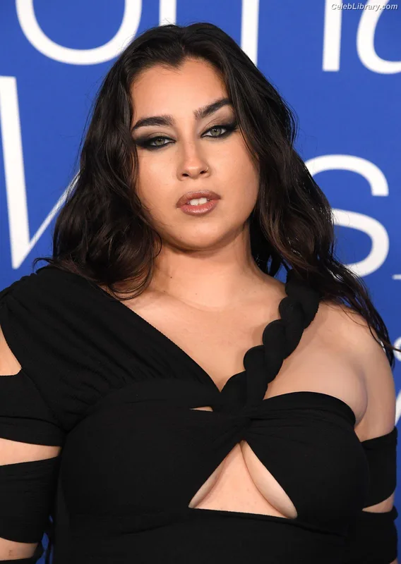 Lauren Jauregui photo 10 of 678