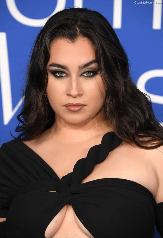 Lauren Jauregui photo 11 of 678