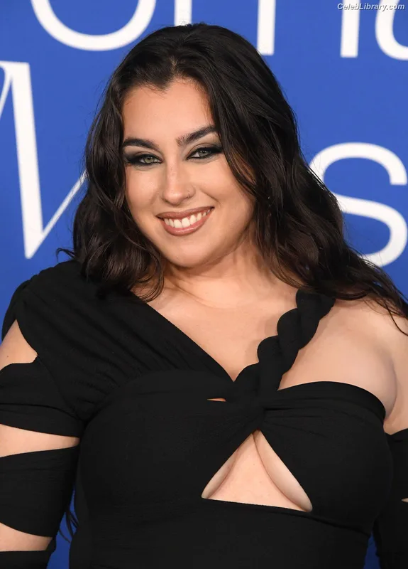 Lauren Jauregui photo 12 of 678