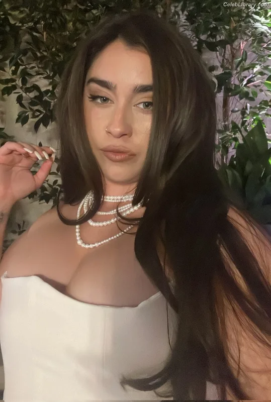 Lauren Jauregui photo 3 of 678