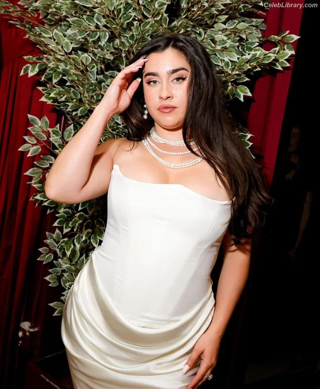 Lauren Jauregui photo 9 of 678