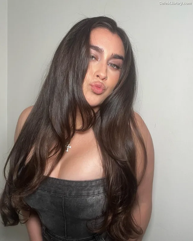 Lauren Jauregui photo 5 of 678