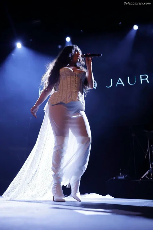 Lauren Jauregui photo 16 of 678