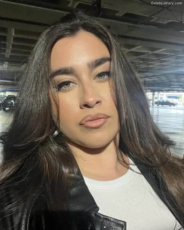 Lauren Jauregui photo 3 of 678