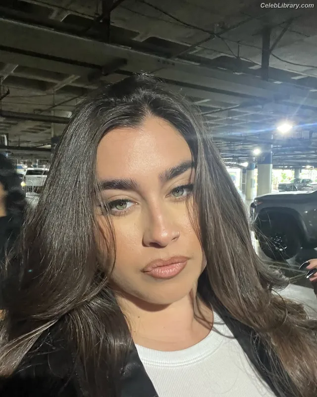 Lauren Jauregui photo 5 of 678