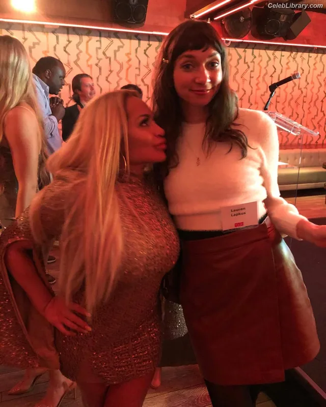 Lauren Lapkus photo 14 of 34