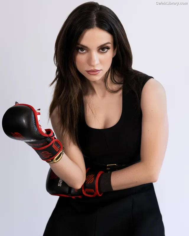 Lauren LaVera photo 4 of 334