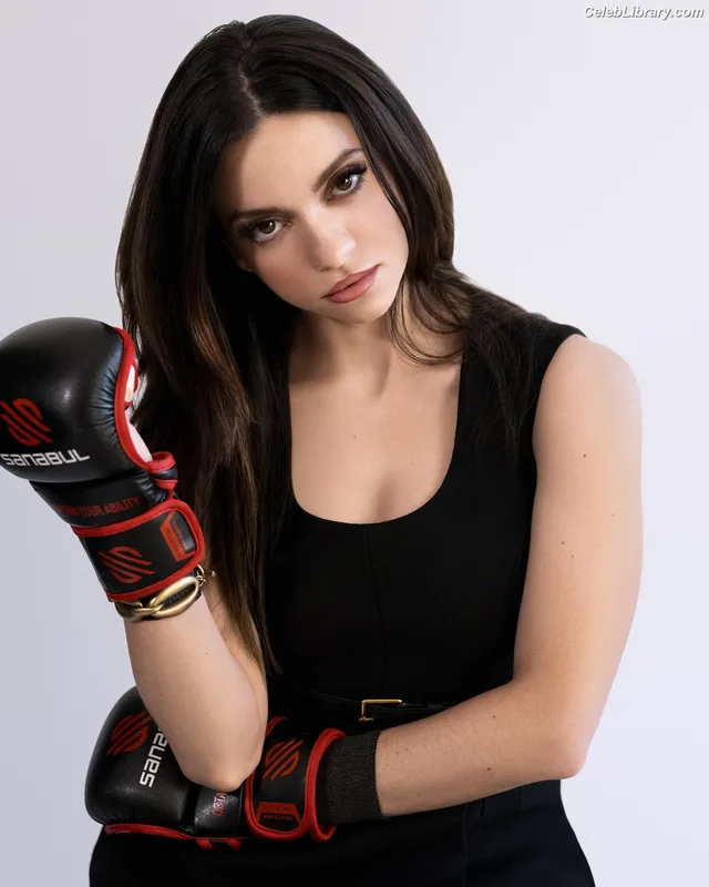 Lauren LaVera photo 6 of 334