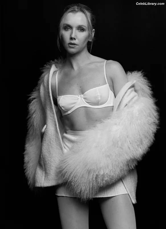 Lauren Lyle photo 7 of 42