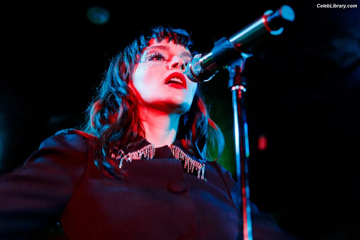 Lauren Mayberry photo 13 of 1227