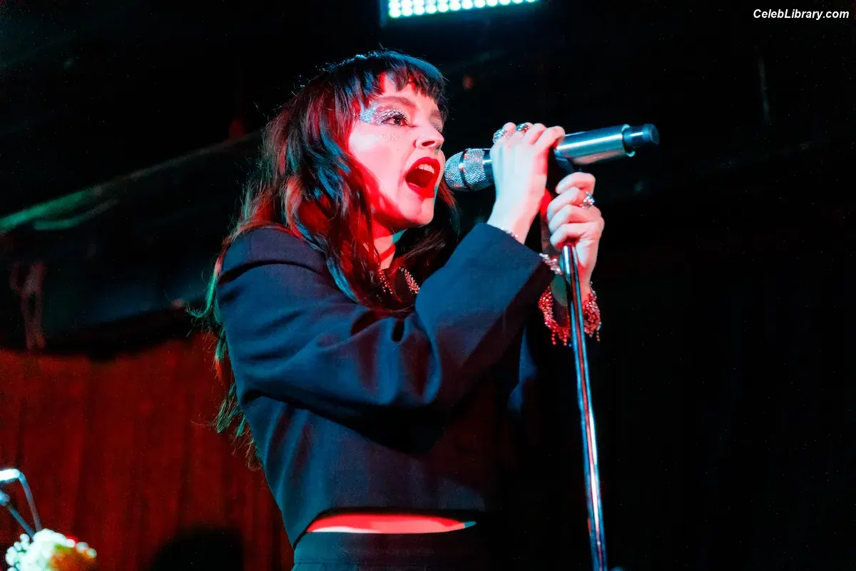 Lauren Mayberry photo 15 of 1227