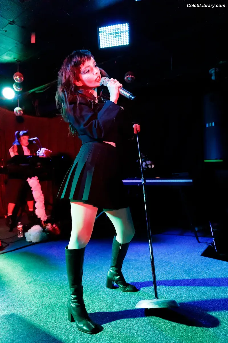 Lauren Mayberry photo 16 of 1227
