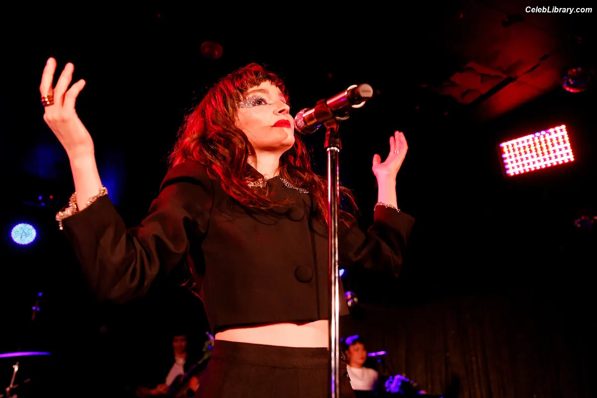Lauren Mayberry photo 18 of 1227