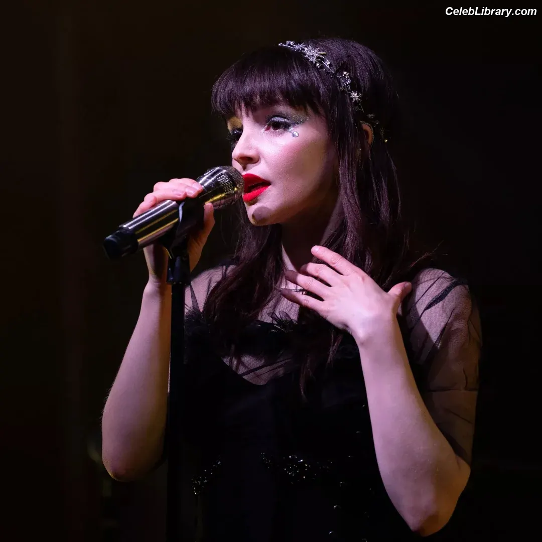 Lauren Mayberry photo 6 of 1227