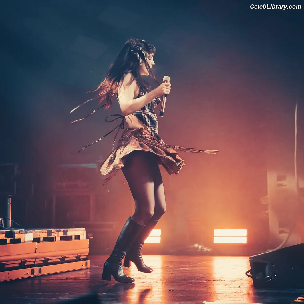 Lauren Mayberry photo 13 of 1227