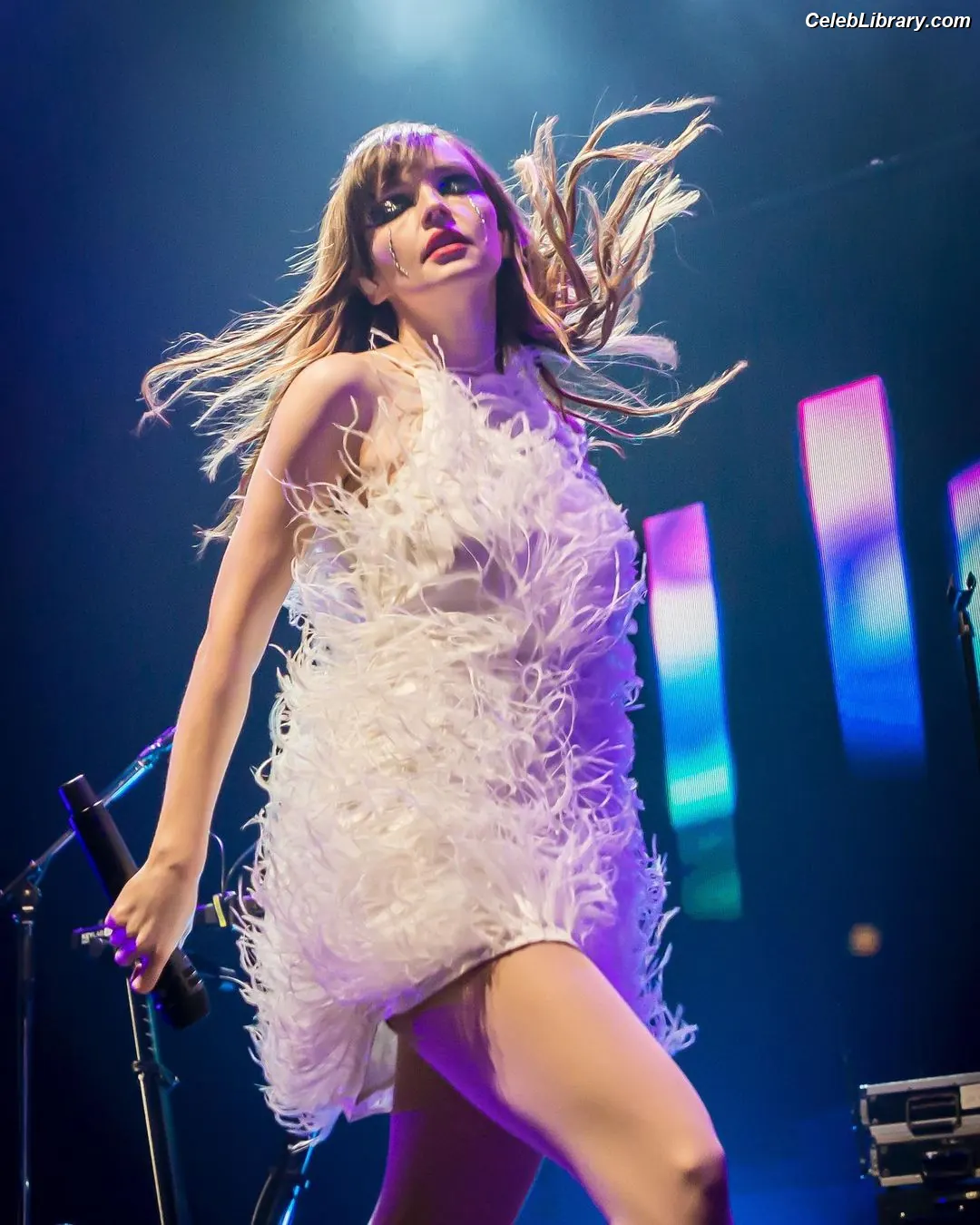 Lauren Mayberry photo 5 of 1227