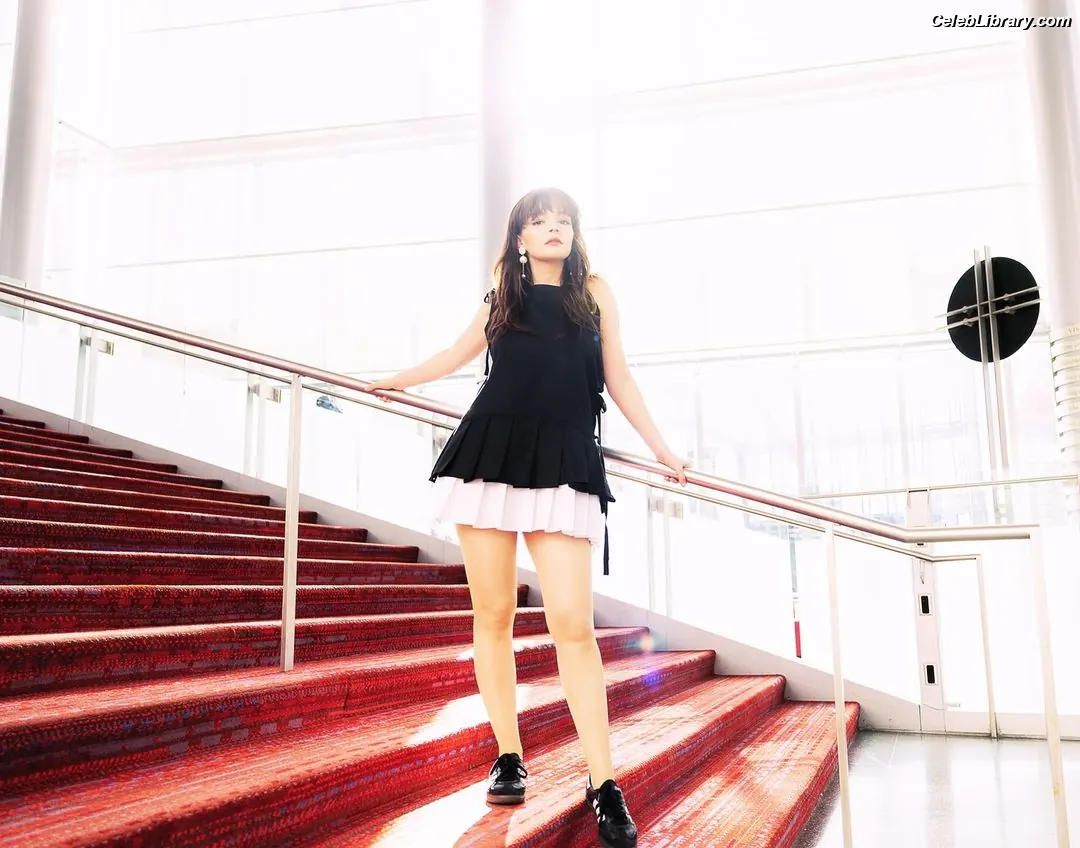Lauren Mayberry photo 2 of 1227