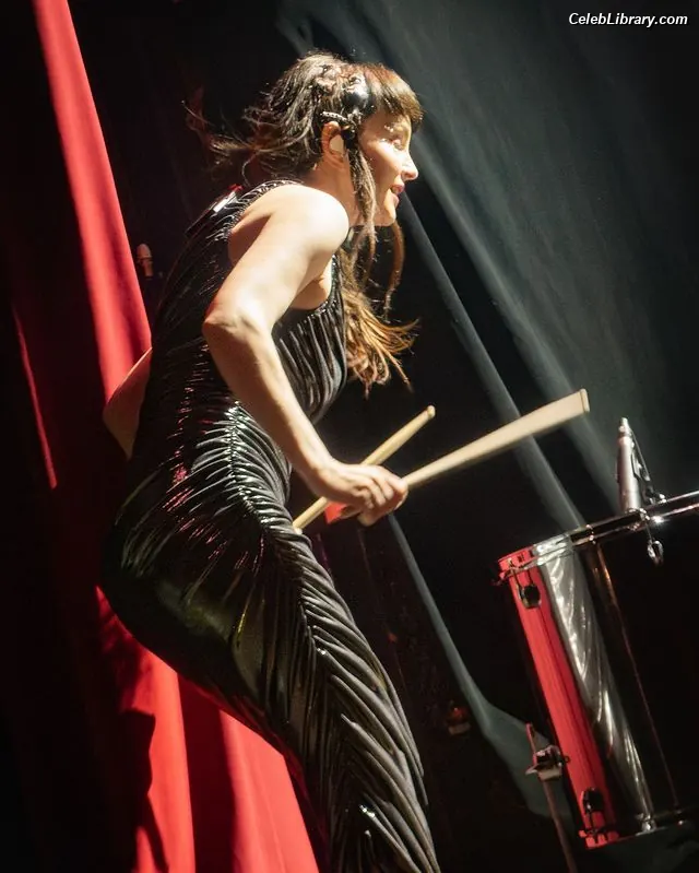 Lauren Mayberry photo 8 of 1227