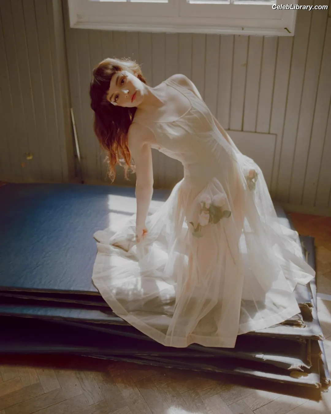Lauren Mayberry photo 24 of 1227