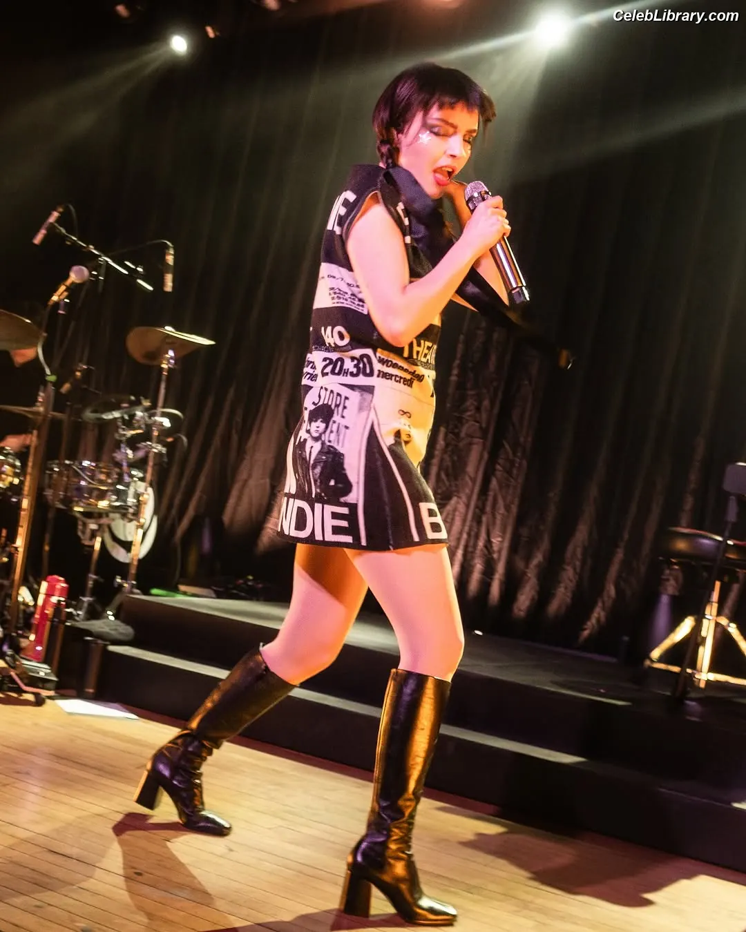 Lauren Mayberry photo 2 of 1227