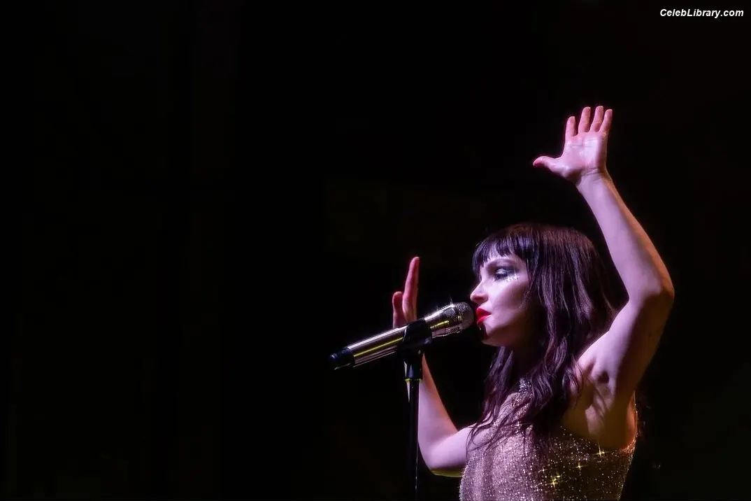 Lauren Mayberry photo 4 of 1227