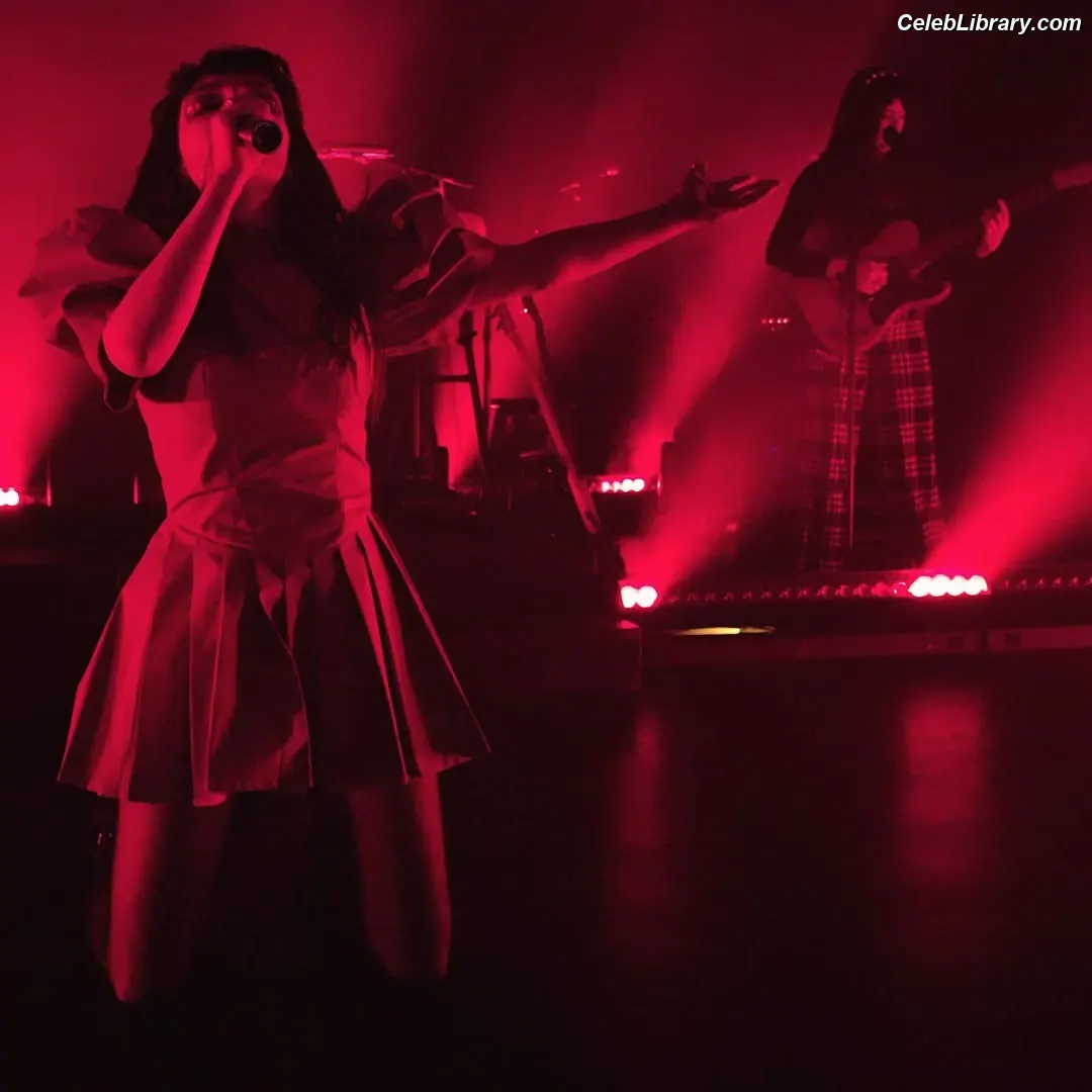 Lauren Mayberry photo 16 of 1227
