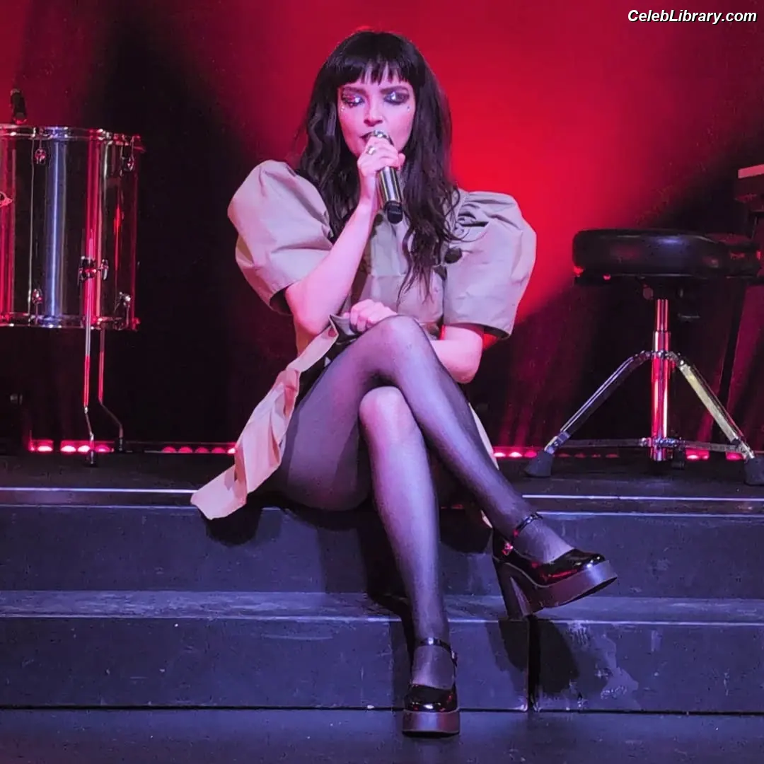 Lauren Mayberry photo 24 of 1227