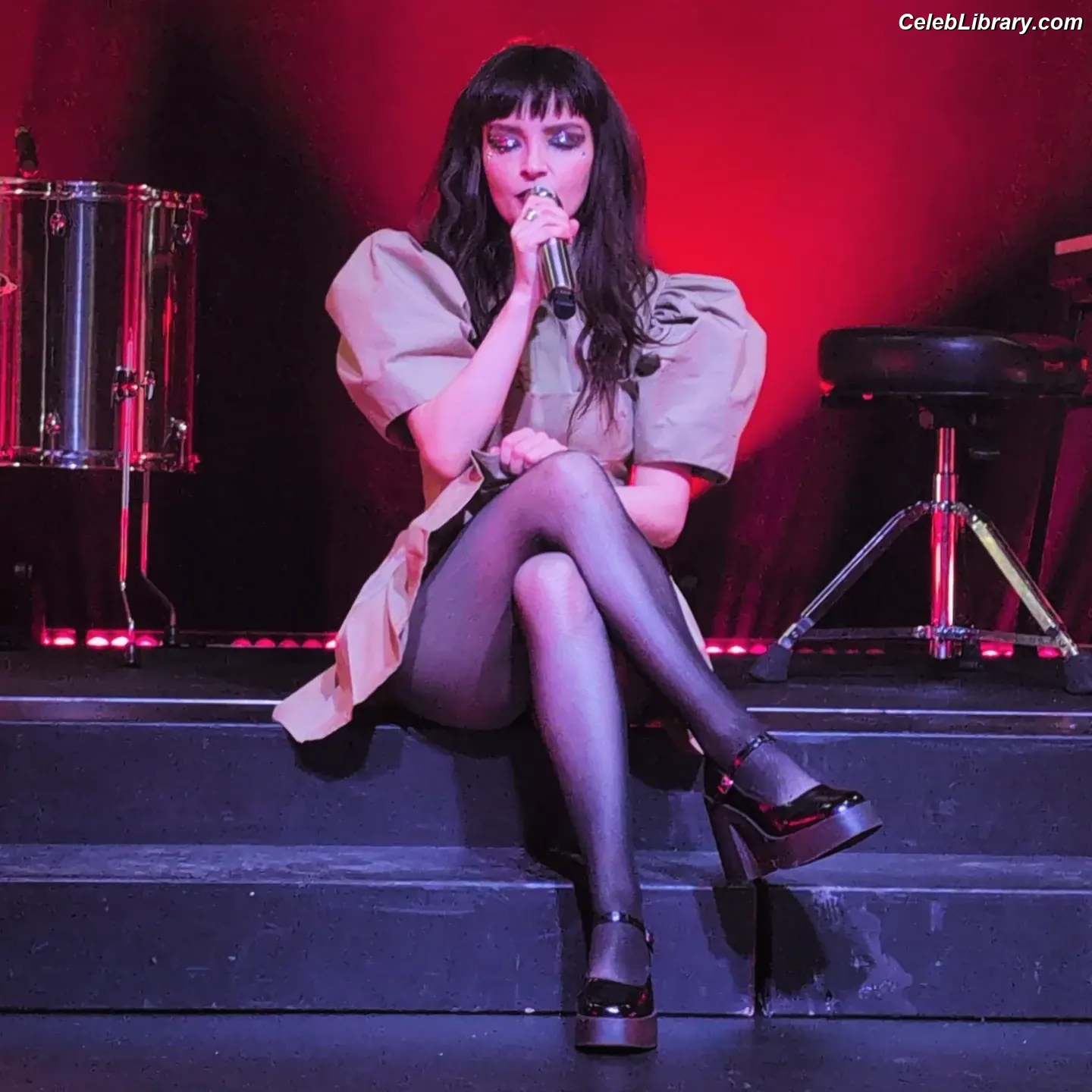 Lauren Mayberry photo 1 of 1227