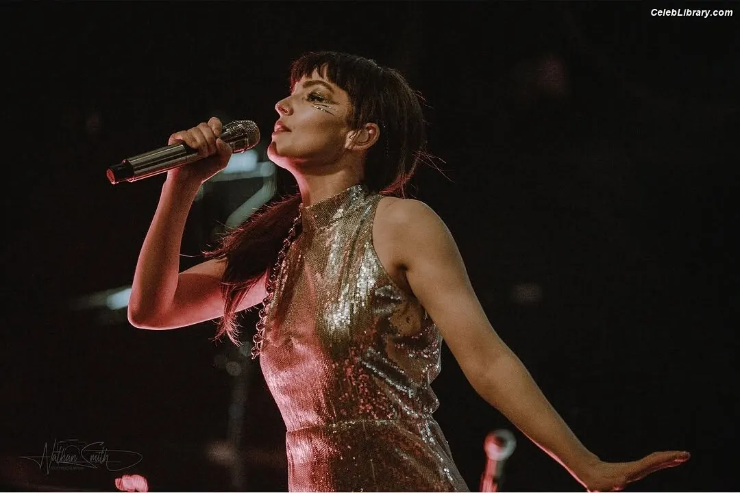 Lauren Mayberry photo 1 of 1227